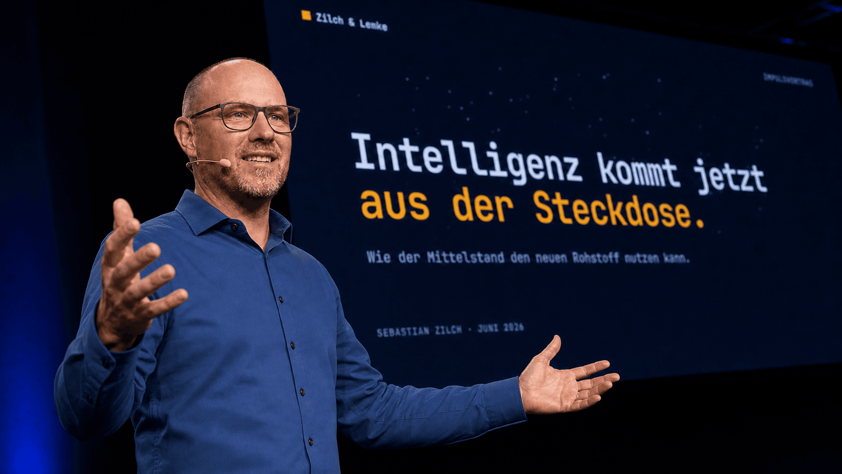 Sebastian Zilch bei einem Vortrag auf der Bühne